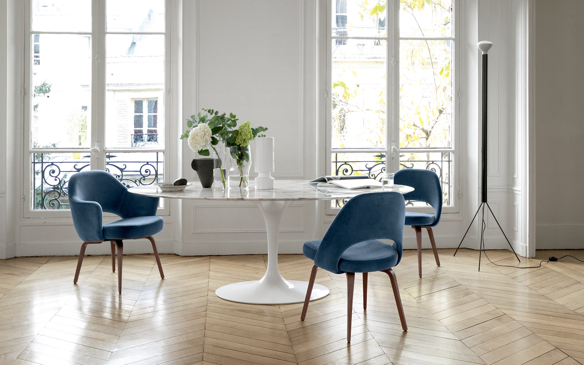 Saarinen table outlet and chairs